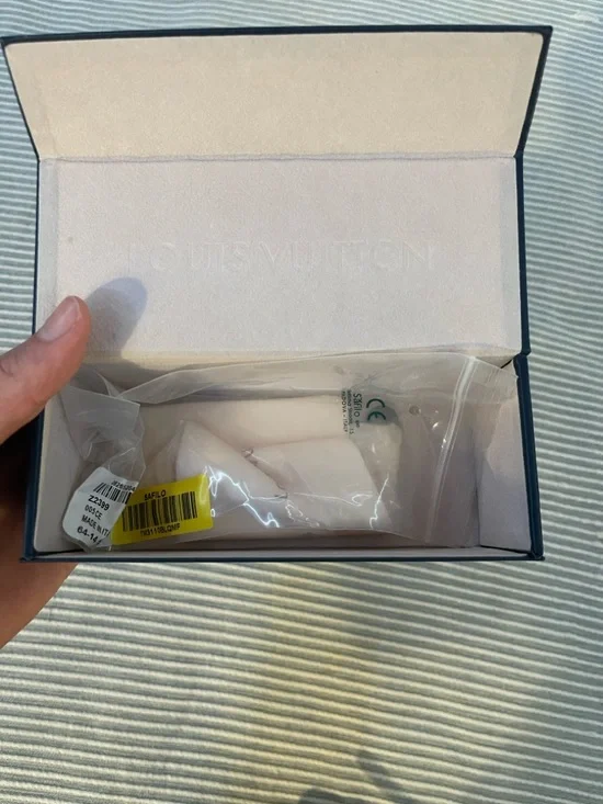 Louis Vuitton Shades - Picture 6 of 7